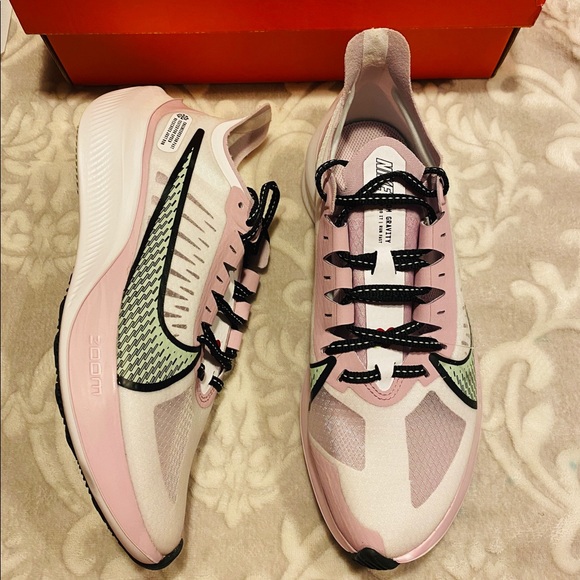 NIKE ZOOM GRAVITY WOMEN’S SHOES 💕 - Picture 2 of 12